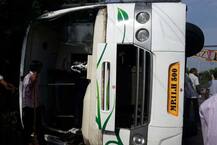 અમદાવાદ-રાજકોટ હાઈ-વે પર વોલ્વો-ટ્રક વચ્ચે અકસ્માત, બસ નીચે 5 લોકો ફસાયા