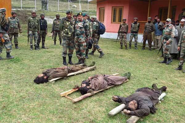 ફોટોને શેયર કરતા તેની સાથે લખવામાં આવ્યું છે કે આ મૃતદેહો ભારતીય સૈન્યના સર્જીકલ સ્ટ્રાઇકમાં ઠાર મરાયેલા આતંકીઓના છે. આ આતંકીઓને પાકિસ્તાન સૈન્ય દફનાવવા માટેની તૈયારીઓ કરી રહી છે. 