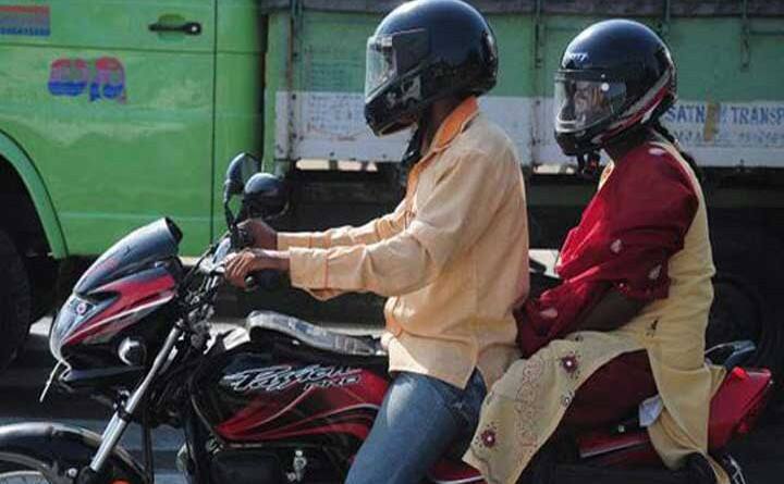 Two Vihler Diler Must Give Helmet દ્વિચક્રી વાહન ખરીદતા લોકોને મળશે ફ્રીમાં હેલમેટ, સરકારે બનાવેલા નિયમનું પાલન કરવા આદેશ