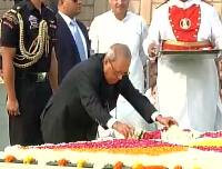 PM મોદીએ રાજઘાટ પહોંચી આપી મહાત્મા ગાંધીને શ્રદ્ધાંજલિ, જુઓ તસવીરો