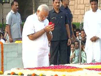 નવી દિલ્લી: આજે રાષ્ટ્રપિતા મહાત્મા ગાંધીની 147મી જન્મજયંતિ છે. આ નિમિત્તે રાજઘાટ પર પીએમ મોદીએ પુષ્પ અર્પણ કરી શ્રદ્ધાંજલિ આપી હતી. પીએમ ઉપરાંત રાષ્ટ્રપતિ પ્રણવ મુખર્જી, ઉપ રાષ્ટ્રપતિ હામિદ અંસારી અને અન્ય નેતાઓએ ગાંધીજીને શ્રદ્ઘાજંલી અર્પિત કરી હતી. 