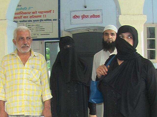 મુઝફ્ફરનગર:ફિલ્મ અભિનેતા નવાઝુદ્દીન સિદ્દીકી તથા તેના પરિવાર પર દહેજ માટે ત્રાસ આપવાનો આરોપ મૂકવામાં આવ્યો છે. નવાઝુદ્દીન સિદ્દીકીના નાના ભાઈ મિનાઝુદ્દીનની પત્ની આફરીને દહેજ ઉત્પીડનની ફરિયાદ કરી છે.