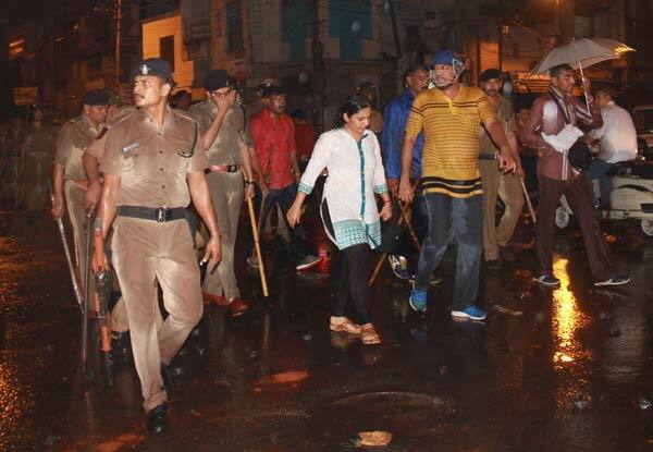 સદનસીબે પથ્થરમારો ચાલુ થયો ત્યારે જ વરસાદ તૂટી પડતાં લોકો વિખેરાવા માંડ્યાં હતાં. પોલીસે પણ તરત પગલાં લઈને લોકોને વિખેરી દેતાં મોટો ભડકો થતાં રહી ગયો હતો. સ્થિતી તરત જ કાબૂમાં આવી જતાં પોલીસે પણ રાહતનો શ્વાસ લીધો હતો.