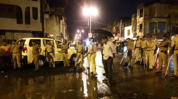 તેમણે દાવો કર્યો હતો કે મંજૂરી નહીં હોય તો જુલુસ કાઢનારાં સામે પગલાં લેવાશે પણ શહેરમાં શાંતિ છે અને આ ઘટનાની વિપરીત અસર થઈ નથી. આ નાની ઘટના છે અને અમે સીસીટીવી ફૂટેજ તપાસીને તોફાનીઓને શોધી કાઢીને આકરાં પગલાં લઈશું. 