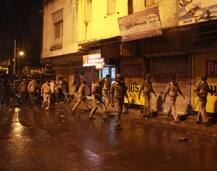 વડોદરામાં કોમી તોફાનઃ તાઝિયા જુલુસ-ગરબા સામસામે આવી જતાં પથ્થરમારો, ટીયરગેસ છોડવા પડ્યા