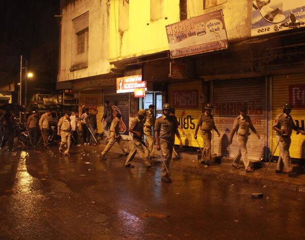 તાઝિયાનું જુલુસ કોયલી ફળિયા પાસે પહોંચ્યું ત્યારે  નવરાત્રિના ગરબા ચાલુ હતા. તેના કારણે ભીડ જમા થઈ ગઈ હતી. એ વખતે જ કોઈએ અટકચાળું કરીને વચ્ચે ઈંટ ફેંકતાં લોકો ભડકીને સામસામે આવી ગયા હતા અને પથ્થરમારો શરૂ થઈ ગયો હતો.