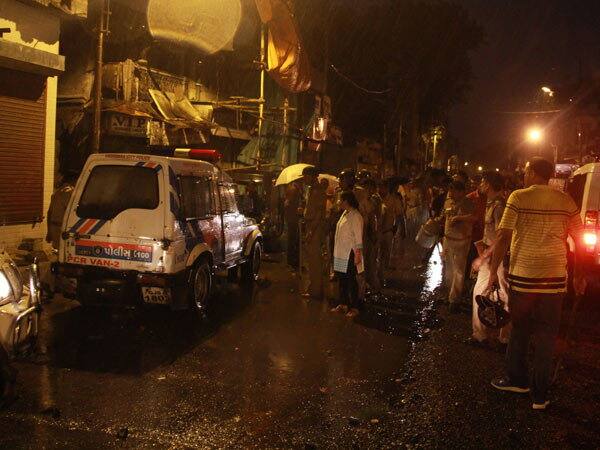 પોલીસે આપેલી માહિતી પ્રમાણે અડાણિયા પુલ પાસે ટોળાંને વિખેરવા લગભગ ડઝન જેટલા ટીયરગેસ છોડવા પડ્યા હતા. એ પછી યાકુતપુરામાં પણ સામસામો પથ્થરમારો શરૂ થયો હતો. પોલીસે આખા વિસ્તારને કોર્ડન કરી લીધો હતો કે જેથી તોફાન બીજે ના ફેલાય.