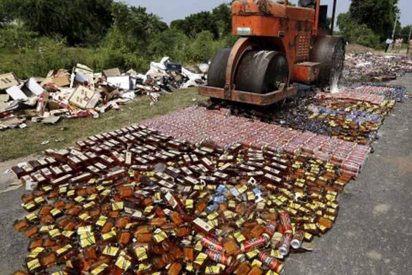 પોલીસને ઘટનાસ્થળે કારમાંથી માત્ર દારૂની ત્રણ જ બોટલ મળી હતી. જોકે, સ્થાનિકોના જણાવ્યા પ્રમાણે કારમાં વિદેશી દારૂનો મોટો જથ્થો હતો. જે લોકો લઈ ગયા હતા. 