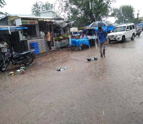 ખુરશીઓ પણ મેદાનમાં તરતી જોવા મળી હતી. ધોધમાર વરસાદને કારણે ખેતરોમાં પાણી ફરી વળ્‍યા હતા. અમદાવાદ ઉપરાંત ગુજરાતમાં વિવિધ ભાગોમાં વરસાદ થયો છે. જેમાં જુનાગઢ, રાજકોટ, સુરત, વડોદરા, અમરેલીનો સમાવેશ થાય છે.