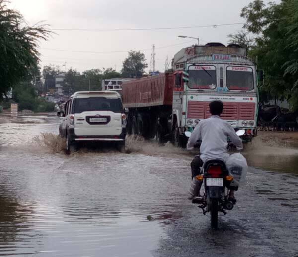 તોફાની પવન સાથે વરસાદના લીધે અનેક છાપરા ઉડી ગયા હતા. અનેક બેનરો પણ ઉડી ગયા હતા. ગરબાના મેદાનોમાં પાણી ભરાઈ જતા નિરાશાનું મોજુ ફરી વળ્‍યું હતું.