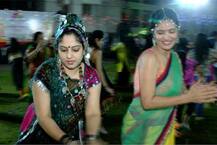 વરસતા વરસાદ સાથે ગરબાના રંગે ભીંજાણી અમદાવાદી માનુનીઓ, જુઓ ત્રીજા નોરતાની તસવીરો