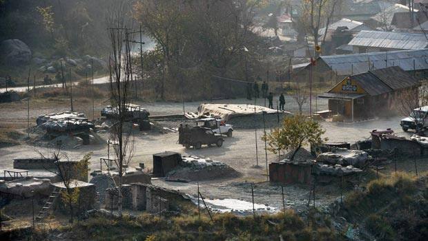 અંદાજે 4 કલાક સુધી આ ઓપરેશન ચાલુ રહ્યું. 4 કલાકે સવારે ખતમ થયું. જાણકારી અનુસાર આંતકવાદીઓના 7 કેમ્પ ઉરીની બીજી બાજુ હતા. એટલે કે લાઈન ઓફ કન્ટ્રોલની બે કિલોમીટરની અંદર હતો. સ્પેશિયલ ફોર્સના અંદાજે 150 કમાન્ડોને હેલિકોપ્ટરની મદદથી એલઓસી પર ઉતારવામાં આવ્યા. આતંકવાદીને મારવા માટે કમાન્ડોઝની અનેક ટીમ બનાવવામાં આવી જેમાં 10થી 12 કમાન્ડો એક ટીમમાં હતા. આ તમામ ટીમ જમીન માર્ગે લાઈન ઓફ કન્ટ્રોલને પાર કરી, ત્યાર બાદ બે કિલોમીટર સુધી અંદર ઘૂસીને આતંકવાદીઓને માર્યા.