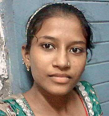 મુડેટીના સ્ટેટ રીઝર્વ પોલીસ દળમાં ફરજ બજાવતા લાલસિંહ ચૌહાણની પુત્રી ગૌરી રાજેન્દ્દનગરની કોલેજમાં પ્રથમ વર્ષમાં અભ્યાસ કરતી હોવાથી તે હિમતપુર(ગઢા) ગામે દાદા જવાનસિંહ ચૌહાણની સાથે જ રહેતી હતી. આ અંગે ગૌરીના દાદાએ પોલીસ ફરિયાદ નોંધાવી છે. તેમણે જણાવ્યું હતું કે, ભાવેશ ગૌરીને એક વર્ષથી હેરાન કરતો હતો. ભાવેશને આ અંગે બે-ત્રણવાર ઠપકો કર્યો હતો. ગૌરીની સગાઇ માવાપુર કરાતા ભાવેશ રોષે ભરાયો હતો અને સંબંધ તોડી નાખવા અવાર-નવાર ગૌરીને જણાવતો હતો. આથી દાદા જવાનસિંહે ભાવેશને ઠપકો પણ આપ્યો હતો. આ પછી ભાવેશે મંગળવારે ઘરમાં ઘૂસી ગૌરીની હત્યા કરી નાંખી હતી. ગૌરીએબુમાબુમ કરતા ભાવેશ ત્યાંથી ભાગી છૂટ્યો હતો. આ પછી ગૌરીને મોડાસાની સાર્વજનિકમાં ખસેડતા રસ્તામાં જ તેનું મોત થયું હતું. 