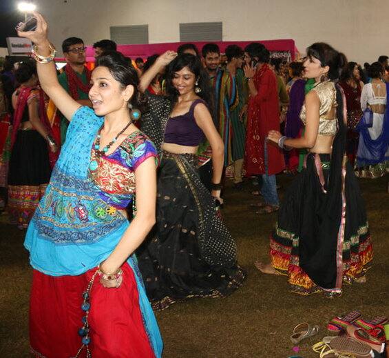 અમદાવાદ શહેરમાં આજે દિવસભર વાદળછાયા વાતાવરણ ઉપરાંત છૂટાછવાયા વિસ્તારમાં ભારેથી હળવા વરસાદની આગાહી કરાઈ છે. ગઇ કાલે મેઘરાજાની ગેરહાજરીના પગલે ખેલૈયા મન મૂકીને નાચ્યા હતા પણ હવે બાકીનાં નોરતાં સારાં નહીં જાય તેવી આશંકા છે.