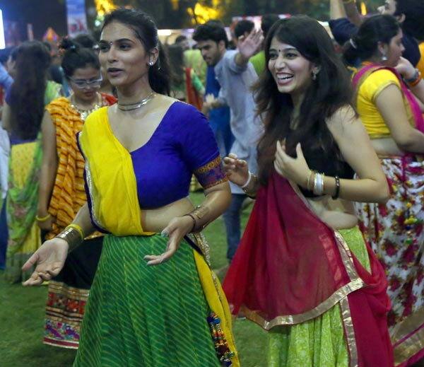 રાજ્યભરમાં સર્વત્ર વરસાદ ચાલુ રહેતાં ગરબા આયોજકોના શ્વાસ અધ્ધર થઇ ગયા છે. સિઝનલ પાસ લેનારા લોકો પણ ગરબા થશે કે નહીં તેવી પૂછપરછ કરતા થઈ ગયાયા છે. ખેલૈયા અને આયોજકો ઉપરાંત ફૂડ સ્ટોલધારકોની ચિંતા પણ વધી ગઇ છે.