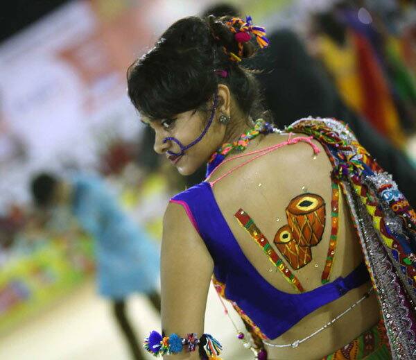 અમદાવાદમાં બે દિવસમાં 2 ઇંચથી વધુ વરસાદ પડ્યા બાદ આજે વહેલી સવારે વરસાદનાં ઝાપટાં વરસ્યા બાદ ઠંડક સાથે ખુશનુમા હિલ સ્ટેશન જેવો માહોલ છવાયો છે. રાજ્યભરમાં 1 થી 7 ઇંચ જેટલો વરસાદ પડતાં વરસાદે પણ નોરતાંમાં અનુષ્ઠાન માંડ્યું હોય એવું લાગે છે.