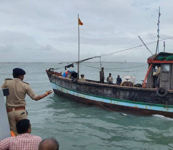 ભરૂચ પોલીસની મદદ માટે ખાસ તાલીમ પામેલાં મરીન ટાસ્ક કમાન્ડોની ફાળવણી કરવામાં આવી છે. એસઓજી, મરીન પોલીસ તથા કમાન્ડોની ટીમ બોટમાં 15થી વધારે નોટીકલ માઇલ વિસ્તાર આવરી લઇ દરિયામાં થતી ગતિવિધિઓ પર ચાંપતી નજર રાખી રહી છે. ખાસ કરીને દહેજ ખાતે ચાર જેટી આવેલી હોવાથી ત્યાં જહાજોની અવરજવર રહેતી હોવાથી સુરક્ષા સઘન બનાવવામાં આવી છે. દહેજ મરીન પીઆઇ વિપુલ પટેલ તથા તેમની ટીમ માછીમારો સાથે સંપર્કમાં રહી કાંઠા વિસ્તારો પર નજર રાખી રહી છે. પોલીસ તથા કમાન્ડોના અત્યાર સુધીના પેટ્રોલિંગ કોઇ શંકાસ્પદ બોટ કે વસ્તુ મળી આવી નથી.