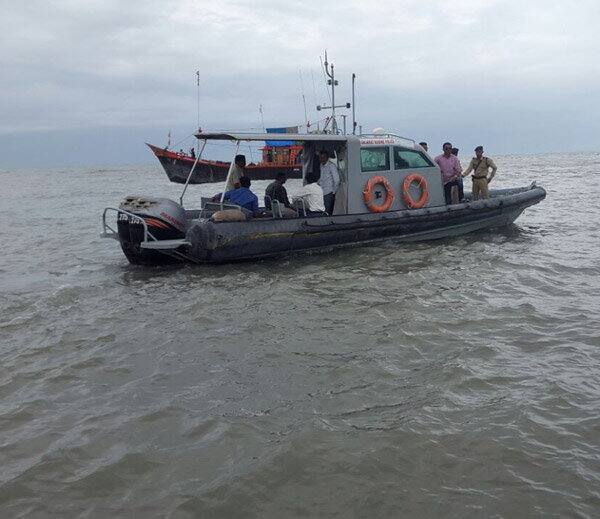 દરિયામાં જહાજોના નિયંત્રણ માટે વેસલ ટ્રાફિક મોનિટરિંગ સીસ્ટમ ( વીટીએમએસ)નો ઉપયોગ કરવામાં આવે છે. આ સીસ્ટમની મદદથી દરિયામાં 30 કીમી સુધીના વિસ્તારમાં બોટોની અવરજવર જોઇ શકાય છે. પેટ્રોલિંગ દરમિયાન કોઇ શંકાસ્પદ બોટ દેખાઇ તો તરત તેનું ચેકિંગ કરવામાં આવી રહયું છે. ભરૂચમાં પેટ્રોલિંગ માટે આ સીસ્ટમની મદદ લેવાઇ રહી છે.