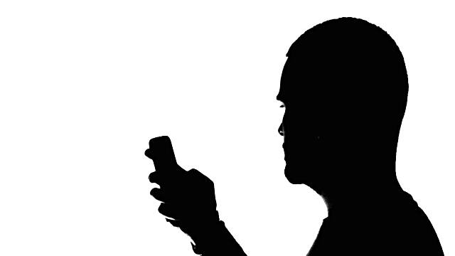 પાકિસ્તાનીઃ ખાતા હૈ તું ખાતા હૈ તું, ઇનકી તરફદારી કર રહા હૈ તો ફીર કીસ ચીઝ કા મુસલમાન હૈ? ભારતીય વેપારીઃ અલ્લાહ કે રસુલને ફરમાયા કે તુમ વતન કે વફાદાર રહો. તુઝે પતા હૈ અગલ ઇસ્લામ શીખા હોતા તો આજ યે દિન નહીં દેખને પડતે તુમકો. પાકિસ્તાનીઃ આપ જૈસે લોગ હી તો મરવા રહે હૈ સબકો, ઔર દોગલાપન કરતે રહેત હો ભારતીય વેપારીઃ લગેગા તેરે કો દોગલા નહીં ચોગલાપન લગેગા પાકિસ્તાનીઃ પતા લગેગા અબ તુઝે તું અપની પૂંજી સંભાલ કે રખ, બોર્ડર પર થોડે દિન મે પતા ચલ જાયેગા તુઝે આગે ક્યું નહીં બઢતે. ઇન હિંદુઓ કો મુસલમાનસે ક્યું ભાગતે હૈ, ડરતે હૈ યે સાલે. એક દિન ઝાપટ મારો તો તીન દિન ઉઠતે નહીં હૈ વેપારીઃ તુમ્હારે યહાં જીતને લોક હૈ ઉતની તો હમારી મિલિટરી હૈ....