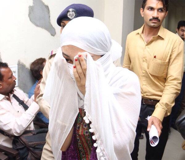 દર્શિતના લોહીના છાંટા વેલ્સીની નાઈટી પર પણ પડ્યા હતા. વેલ્સીએ લોહીના ડાઘ અગરબત્તીથી સાફ કરવાની કોશિશ કરી હતી. પ્રેમી સુકેતુ તથા ડ્રાઈવર ધિરેન્દ્રસિંહ ભાગી જાય તેની રાહ જોતી તે ઠંડે કલેજે બેસી રહી હતી અને એ પછી તેણે લૂંટ થઈ હોવાનું નાટક કરીને બૂમાબૂમ શરૂ કરી હતી. 