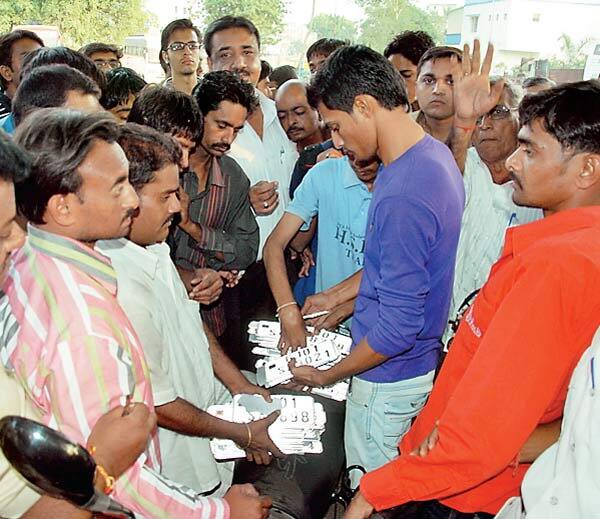 રાજયમાં 4.43 લાખ ઉપરાંતની તૈયાર કરાયેલી નંબર પ્લેટ પડી રહી છે. જાન્યુઆરી-17થી જે વાહન પર હાઇસિક્યોરિટી પ્લેટ નહીં લાગી હોય તેને રૂ.500 સુધીનો દંડ કરવા રાજ્ય સરકારનો નિર્ણય કર્યો હતો. હાઇસિક્યોરિટી નંબર પ્લેટ વગરના ટુ-વ્હીલરના રૂ. 100, થ્રી વ્હીલરના રૂ. 200, લાઇટ મોટર વ્હીકલના રૂ. 300 અને અન્ય વાહનો માટે રૂ. 500 સુધીનો દંડ ફટકારાશે.