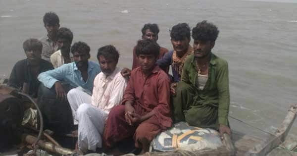 સર્જિકલ સ્ટ્રાઇક પછી ભારતમાં અને ખાસ કરીને સરહદી વિસ્તારોમાં એલર્ટ જાહેર કરી દેવામાં આવ્યું છે. જેને પગલે ગુજરાતના દરિયાકાંઠાના વિસ્તારોમાં પણ એલર્ટ જાહેર કરી દેવામાં આવ્યું છે. એટલું જ નહીં, પાકિસ્તાનને જોડતા ગુજરાતના દરિયાઇ વિસ્તાર પર પણ ખાસ સિક્યુરિટી તૈનાત કરવામાં આવી છે. દરમિયાન ગઈ કાલે રાતે આઇબીને દ્વારકાના દરિયાઇ માર્ગે 15 જેટલા આતંકવાદી ઘૂસ્યાની માહિતી મળી હતી. 