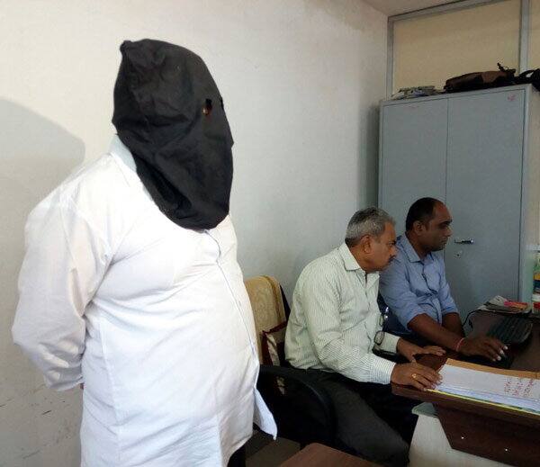 આ કેસમાં અત્યાર સુધીમાં વિવેકની સાવકી માતા રોહિણી અને તેને મદદ કરનાર ઘરના વોચમેનની ધરપકડ કરવામાં આવી છે. રિમાન્ડ દરમિયાન રોહિણીએ કબૂલાત કરી હતી કે, તેણે વિવેકને ઝેરી પાવડર દવા તરીકે આપ્યો હતો અને આ પાવડર તેઓની નજીકના એડવોકેટ અનંત પોખરિયાલે આપ્યો હતો. બંને વચ્ચે અવારનવાર ફોન પર વાત પણ થઇ હતી. જે અંગેની કોલ ડીટેલના આધારે પોલીસે વકીલની ધરપકડ કરી છે. આ ઘટનામાં આરોપી વકીલના રિમાન્ડ મેળવવાની તજવીજ પણ પોલીસ કરી રહી છે.