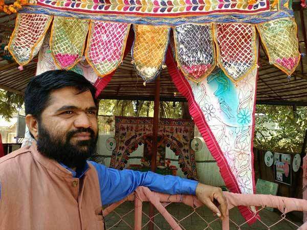 પાલીતાણાના ઝવેરચંદ મેઘાણી પ્રાથમિક શાળામાં શિક્ષક તરીકે નોકરી કરતા યુવા શિક્ષક નાથાલાલ ચાવડા છેલ્લા બે વર્ષથી નિકોટીન મુક્ત ભારતન અભિયાન લઈને અનેક આયુર્વેદિક વસ્તુઓ બનાવી ચુક્યા છે, જેમાં તેઓએ આયુર્વેદિક તમાકુ, આયુર્વેદિક બીડી ઉપરાંત આયુર્વેદિક ભુવડ ગુટકા, ભુવ અફીણ, ભુવડ ગાંજો જેવી વસ્તુઓ બનાવી છે. જે લોકોને વ્યસનમાંથી મુક્તિ તો અપાવે છે સાથે સાથએ અનેક અસાધ્ય રોગોમાંથી પણ મુક્તિ અપાવે છે.