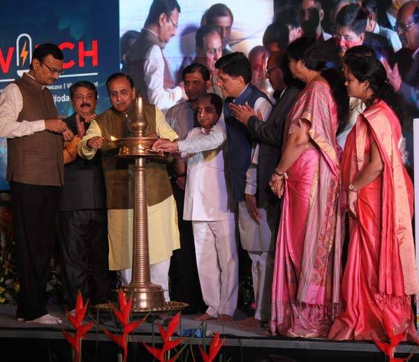 મુખ્યમંત્રી વિજય રૂપાણીની હાજરીમાં ઉદ્‌ઘાટન ચાલી રહ્યું હતું તે સમયે જ એક્સ્પોમાં ગેરવ્યવસ્થા જોઇને પરેશાન થઇ ગયેલા કેટલાક સ્ટોલધારકો ઓડિટોરિયમમાં ધસી આવ્યા હતા. તેમને સાંભળવા માટે કોઇ જ પ્રતિનિધિ હાજર નહીં હોવાથી શોર મચાવી મૂક્યો હતો. 