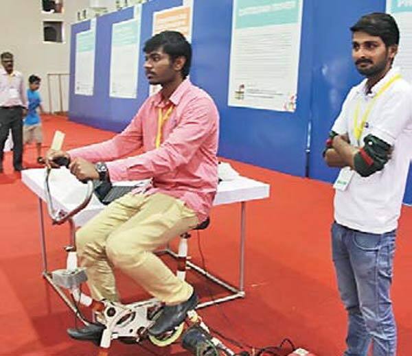 એક્સ્પોના સ્થળ પર વાહનોના પાર્કિંગની કોઇ જ વ્યવસ્થા નહીં હોવાથી પ્રદર્શન સ્થળથી લગભગ એકથી દોઢ કિલોમીટર દૂર એપીએમસી માર્કેટ આસપાસ પાર્કિંગની વ્યવસ્થા કરવામાં આવી હતી. તેના કારણે પ્રદર્શનમાં આવનાર વિદેશી મહેમાનોને પણ ફરજિયાત ચાલવું પડ્યું હતું. બેટરી ઓપરેટેડ વાહન ફક્ત પ્રદર્શન પરિસરમાં બનાવેલા રોડ પર ફરી શક્તું હતું. અનેક લોકોએ હાઇવે પર વાહન ખડકી દેતાં હાઇવે પર ટ્રાફિક જામ થઇ ગયો હતો.