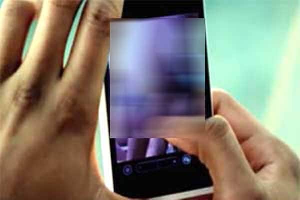 રાજકોટઃ શહેરના એક ડોક્ટરને યુવતી સાથેની બિભત્સ તસવીરો પાડી લઈને એક લાખ રૂપિયા પડાવ્યા હોવાની ઘટના સામે આવી છે. શહેરના મહાવીરી સોસાયટીમાં રહેતી હેતલ નામની મહિલાએ ડોક્ટરને પોતાની માતા બીમાર હોવાનું જણાવીને ઘરે બોલાવ્યા હતા. જ્યાં પહોંચતાં જ ચાર શખ્સોએ તેમને હેતલની બાજુમાં બેસાડીને બિભત્સ ફોટા પાડી લીધા હતા અને પછી તોડ કર્યો હતો. આ અંગે ડોક્ટરે પોલીસ ફરિયાદ નોંધાવતાં લોકોનો આવી રીતે તોડ કરતી ગેંગ સામે આવી છે. જેને પકડવા માટે પોલીસે કવાયત શરૂ કરી છે.