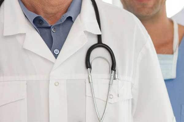 આ અંગે મળતી વિગતો પ્રમાણે ૧૫૦ ફુટ રીંગ રોડ પર પાઠક સ્કૂલ પાછળ ગોવિંદ રત્ન બંગલોઝમાં રહેતાં અને સ્વામીનારાયણ ચોકમાં વૃંદાવન એપાર્ટમેન્ટમાં નયન કિલનીક નામે દવાખાનુ ધરાવતાં ડો. લક્ષમણભાઇ ગંગદાસભાઇ મોરી (પટેલ) (ઉ.૬૬)ને હેતલ નામની મહિલાએ વિઝીટના બહાને મહાવીર સોસાયટીમાં આવેલા ઘરે બોલાવી ચાર શખ્સો સાથે મળી આ તબિબ સાથે પોતાના બળજબરીથી ફોટા પાડી લઇ રૂ. પાંચ લાખની ખંડણી માંગી હતી. તેમજ પૈસા ન આપે તો બદનામ કરી દેવાની ધમકી દઇ એક લાખ પડાવી લીધા હતા.