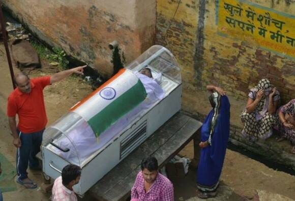 દાદરીઃ આરોપી રવિના મૃતદેહને તિરંગો લપેટતા રાજનીતિ ગરમાઇ Tirango Wear To Dad Body દાદરીઃ આરોપી રવિના મૃતદેહને તિરંગો લપેટતા રાજનીતિ ગરમાઇ