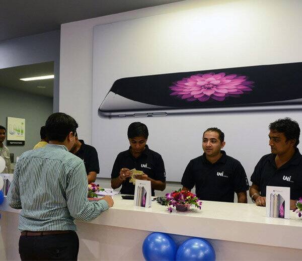 ઑનલાઇન શૉપિંગ સાઇટ 'અમેજોન' પણ આઇફોન-7 અને આઇફોન-7 પ્લસની ખરીદી પર પોતાની પ્રાઇણ સર્વિસ પોતાના યૂજર્સને 5,00 રૂપિયાની ગિફ્ટકાર્ડ આપી રહ્યા છે.' અમેજોન-7 અને આઇફોન-7 પ્લસ ની ખરીદી કરવા પર 4,000 રૂપિયા ગિફ્ટકાર્ડ ઑફર કરી રહ્યા છે.