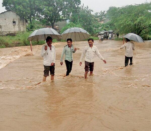 શુક્રવારે સમગ્ર સૌરાષ્ટ્રમાં મેઘમહેર થઈ હતી. જેને કારણે ગીર પંથકમાં વહેતી માલગામની સાંગાવાડી, ડોળાસાની  ચંદ્રભાગા, સીમાસીની રૂપેણ, માઢગામની નદી, હિરણ, સરસ્વતી, કરકરી, મચ્છુન્દ્રી, રાવલ, શાહી, બાબરીયા નદીઓ બે કાંઠે વહેતી થઈ હતી. ચીખલીનો પાંચપીપળવા, વેરાવળનો હિરણ-2, કોડીનારનો શીંગવડા, ઊનાનો રાવલ અને બાંટવાનો ખારા ડેમ ઓવરફ્લો થયા હતા.