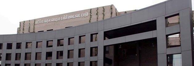 રાજયના વાહન વ્યવહાર કમિશનરે રાજયનાં તમામ વાહનોમાં છ માસની સમયમર્યાદામાં HSRP નંબર પ્લેટ ફરજિયાત લગાવવા માટે આદેશ કર્યો છે પણ આ પ્લેટની ગુણવત્તા સુધારવા માટે કોઈ પગલાં લેવાતાં નથી તેથી વાહન ચાલકોમાં ભારે આક્રોશ છે. 