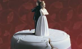 બિઝનેસમેનની પત્નિ 2010માં 4 માસ માટે અમેરિકા તેના કાકાના ઘરે ગઈ ત્યારે પણ પ્રેમી સાથે ફોન દ્વારા વાત કરતી. આ વાતની ખબર બિઝનેસમેનને પોતાની બહેનો દ્વારા પડી પછી પત્નિએ ફરી માફી માગી હતી. અલબત્ત એ પછી પણ બંનેના સંબંધો ચાલુ રહેતાં બિઝનેસમેને પહેલાં પોલીસ અને પછી કોર્ટનો સંપર્ક કર્યો છે કોર્ટે બિઝનેસમેનની અરજી દાખલ કરી વધુ સુનાવણી 13 ઓક્ટોબરે નિયત કરી છે.