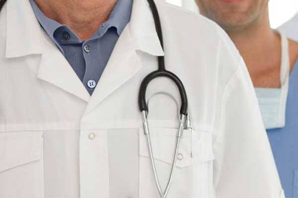 હેતલ અગાઉ ડો. મોરીના દવાખાનેથી બે-ત્રણ વખત દવા લઇ ગઇ હોઇ હોવાથી ડોકટર તેને ઓળખતા હતાં. 27 સપ્ટેમ્બરે તેણે ફોન કરી પોતાના માતા બિમાર હોવાનું કહી ઘરે વિઝીટમાં આવવાનું કહેતાં ડોકટર ઘરે જતાં આ ઘટના બની હતી. પોલીસે હેતલના બાકીના સાથીઓને પણ ઝડપી લેવા માટેની કાર્યવાહી શરૂ કરી છે.