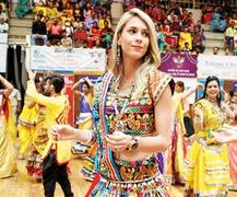 ન્યુ ઝીલૅન્ડના ખેલાડીઓની ગર્લફ્રેન્ડ્સે પણ ટ્રેડિશનલ ડ્રેસમાં સજી ધજીને ગરબામી રમઝટ બોલાવી 