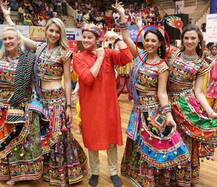 ગુજરાતણો સાથે ગરબે ઘૂમતી આ વિદેશી યુવતી કોણ છે ખબર છે ? જાણીને ખરેખર ચોંકી જશો
