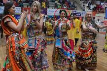 ગુજરાતણો સાથે ગરબે ઘૂમતી આ વિદેશી યુવતી કોણ છે ખબર છે ? જાણીને ખરેખર ચોંકી જશો