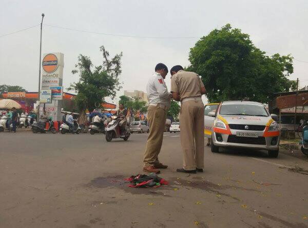 શુક્રવારે વહેલી સવારે ફારુકની રિક્ષામાં કલોલથી 240 લિટર દેશી દારૂ લઈને આવી રહ્યા હતા ત્યારે આ અકસ્માત સર્જાયો હતો. એ વખતે બંન્ને મહિલાઓ રીક્ષામાં હતી પણ અકસ્માત થતા તે પલાયન થઇ ગઇ જે ઘટનાના 4 દિવસ પછી પણ બંને મહિલાને પોલીસ પકડી શકી નથી.