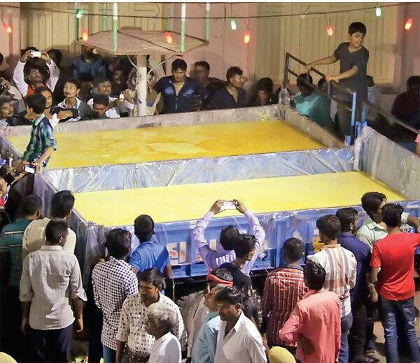 સવારથી જ રૂપાલ ગામમાં ટ્રેક્ટરો અને પિપની વ્યવસ્થા વહેલી સવારથી જ કરી દેવાય છે. શ્રદ્ધાળુઓ પોતાની બાધાનું ઘી તેમાં અર્પે છે. ચાલુ વર્ષે મંદિર ટ્રસ્ટ દ્વારા અને તંત્ર દ્વારા કેટલાક પ્રયાસોથી ઘી જે શેરીઓમાં વહી જતું હતું તેનાં પ્રમાણમાં ઘટાડો થયો હતો.