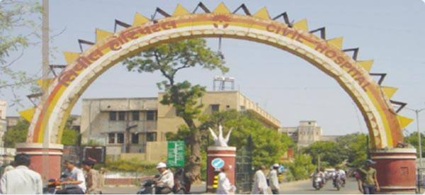 આ અંગેની જાણ દીપકને થતાં ગત 9મી ઓક્ટોબરે સાંજે દીપક અને તેના બે સાગરીતો ઇશ્વરને રીક્ષામાં બેસાડીને નોબલનગર સાંઇ બાબાના મંદિર પાસે લઈ ગયા હતા. જ્યાં આરોપીઓએ ઇશ્વર પર છરી વડે હુમલો કર્યો હતો અને આ પછી તેને ત્યાં જ મૂકીને ભાગી ગયા હતા. આ પછી સારવાર દરમિયાન ઇશ્વરનું મોત થયું હતું.