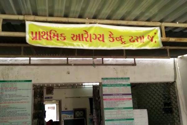 ગઈ કાલે ઢસાના સ્વામિનારાયણ ગુરૂકુળમાં શાળાના સંચાલક અક્ષરપ્રકાશ સ્વામી દ્વારા સોમવારે અંદાજે ૧૨ જેટલી વિદ્યાર્થિનીઓ એસટી બસના કારણે શાળામાં નિયત સમય કરતા મોડી પહોંચી હતી. જેથી સ્વામીજી દ્વારા માર માર્યો હોવાનો આક્ષેપ વિદ્યાર્થિનીઓએ લગાવ્યો હતો. આ બાબતે વિદ્યાર્થિનીઓ દ્વારા બોટાદ મહિલા હેલ્પ લાઇન ૧૮૧નો સંપર્ક કરવામાં આવ્યો હતો. જેથી હેલ્પલાઈનનાં કાઉન્સિલર રંજનબેન મકવાણાએ ઢસા પહોંચી પીડિત વિદ્યાર્થિનીઓની કથની સાંભળવામાં આવી હતી. તેમાં કેટલીક વિદ્યાર્થિનીઓ દ્વારા ચોંકાવનારી હકીકતોની પણ મૌખિક રજૂઆત કરી હતી કે, સ્વામીજી દ્વારા અમોને સતામણી પણ કરવામાં આવે છે. 