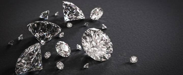 પ્રજાપતિના જણાવ્યા અનુસાર તે સૌ પ્રથમ અમદાવાદ આવ્યા હતા. તેમના જણાવ્યાનુસાર તેને કોઈ દવા આપી હોય તેવું તેમને લાગે છે. જેના કારણે તેઓ ઘણાં દિવસ સુધી રૂપિયા વગર આમ તેમ ફરતા રહ્યા હતા. જોકે પ્રજાપતિ એ પણ જણાવ્યું હતું કે તે અમદાવાદ આવ્યા ત્યારે કોઈ વ્યક્તિ સાથે ટ્રેનમાં તેણે વાત કરી હતી પરંતુ તેનાથી આગળ કંઈ તેમને યાદ ન હોવાનું જણાવ્યું હતું. ત્યાર બાદ અમદાવાદ રેલવે સ્ટેશન એક બાબાએ તેની સાથે વાત કરી હોવાનું દહિસર પોલીસે જણાવ્યું છે. પોલિસના જણાવ્યા અનુસાર બાબાને પ્રજાપિત રાજસ્થાનના હોવાનું લાગ્યે જેને કારણે બાબાએ પ્રજાપતિને જાલોર જિલ્લામાં જતી ટ્રેનમાં બેસાડી દીધા. ત્યાર બાદ તે રાનીવારા જઈ પહોંચ્યા જ્યાં મંદિરમાંથી આપવામાં આવતા ભોજન પર તેમણે દિવસો પસાર કર્યા.