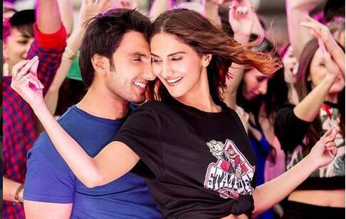 Ranveer Befikre Does Ruckus On Public Place રણવીર સિંહે તોડી ‘બેફિક્રે’ ની તમામ હદ, સાર્વજનિક સ્થળ પર કરી આવી હરકત