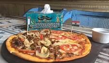 કરાચી સ્થિત આ કાફે જેટલું તેના નામથી લોકપ્રિય છે, તેનાથી વધારે તેની રેસિપીને લઈને ચર્ચામાં રહે છે. કાફેનું કહેવું છે કે તેણે રેસિપી મારફત બંને દેશોના લોકોને જોડવાની પહેલ કરી છે. આવા સમયમાં તણાવ ઘટાડવા માટે હાસ્ય-મજાક અને ભોજન સૌથી સારી પદ્ધતિ છે. કાફેમાં એલઓસી પિઝાની માગ ઘણી વધી ગઈ છે. લોકો અહીં દાળ-ભાત, હલવા-પૂરી, પિઝા, બર્ગર, ચા, કોફી વગેરેની લિજ્જત માણવા આવે છે. મોટાભાગના ગ્રાહકો બંને દેશો વચ્ચે શાંતિ ઈચ્છે છે. થોડા દિવસ પહેલા કાફેએ સોશિયલ મીડિયા પર ટ્વીટ કરી, 'બાબૂ-ભૈયા પેશ હૈ પેરોડી એક-દૂસરે કે લિયે, આઓ ચિલ કરે, યદિ આપ મેરી તરફ હૈ તો એલઓસી પિઝાના લુત્ફ લે.' (બાબુ-ભૈયા એકબીજા માટે પેરોડી રજૂ છે, આવો ચિલ કરીએ, જો તમે મારી સાથે હોવ તો એલઓસી પિઝાની લિજ્જત માણો.) ત્યાર બાદ હેશટેગ એલઓસી પિઝા ટ્વીટર પર ટ્રેન્ડ કરવા લાગ્યો.