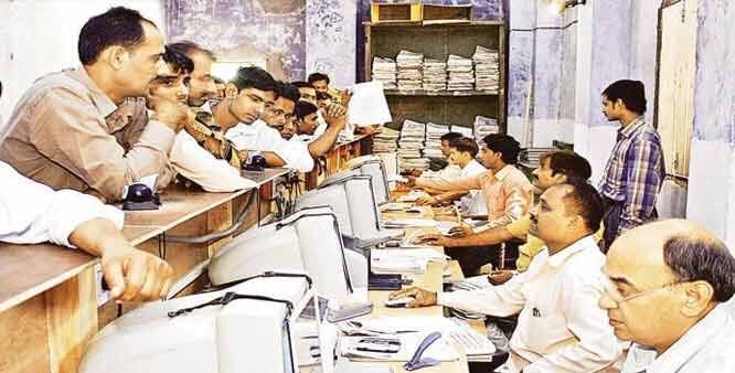 રાજ્ય સરકારના આ પરિપત્રમાં ઈન્ટીગ્રેટેડ ફાઈનાન્સીયલ મેનેજમેન્ટ સિસ્ટમ (આઈ.એફ.એમ.એસ.) સાથે આધાર કાર્ડ ન જોડનારા રાજ્ય સરકારના તમામ અધિકારીઓ-કર્મચારીઓના આ મહિનાના પગાર અટકાવવાની ચીમકી આપવામાં આવી છે.