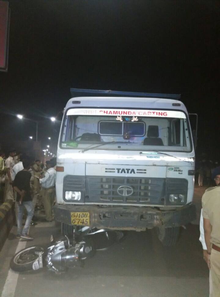 પોલીસના જણાવ્યા મુજબ મૃતક ચિંતન ઉપાધ્યાય રિટાયર્ડ ડીએસપી પી. બી. ઉપાધ્યાયનો પૌત્ર હતો. ચિંતન અને તેનો મિત્ર નિલય સોની પાલડીથી જમાલપુર થઇ મણિનગર તરફ જય રહ્યા હતા ત્યારે આ અકસ્માત સર્જાયો હતો.